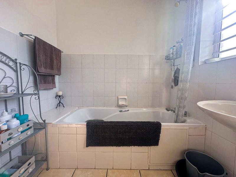 2 Bedroom Property for Sale in Oakglen Western Cape